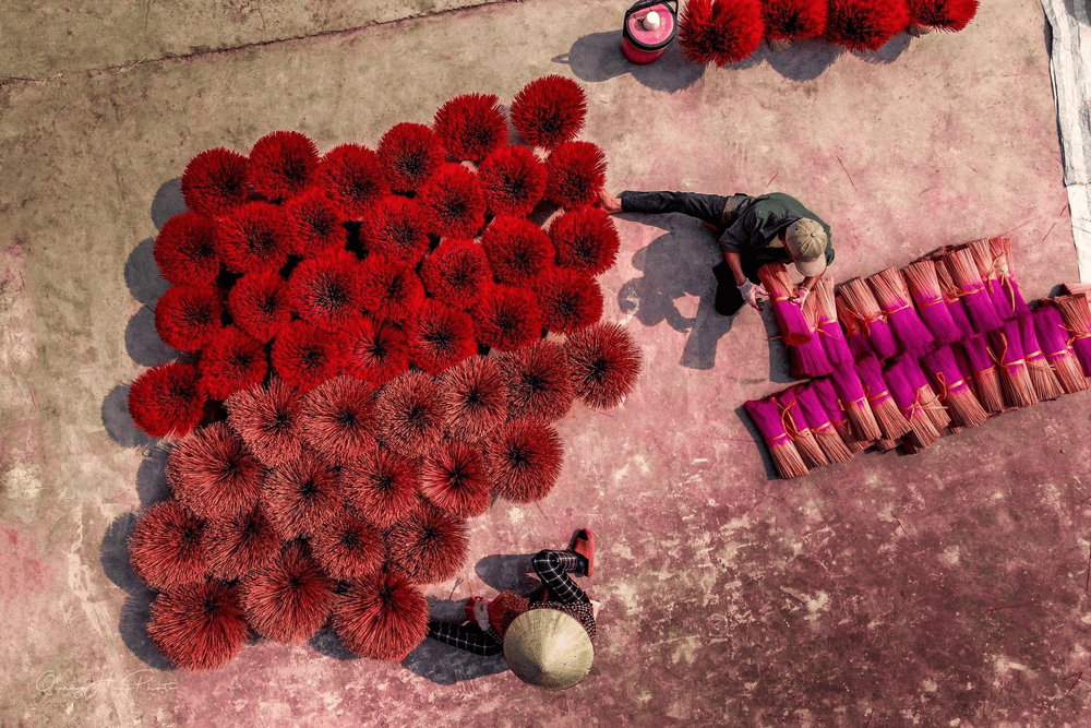 Hương là một phần không thể thiếu trong các nghi lễ, thể hiện lòng thành kính của người Việt với tổ tiên, các vị bề trên (Nguồn: Fanpage Làng Hương Quảng Phú Cầu)